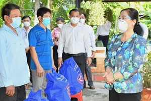 向抗疫力量發放 30 萬套防護服與口罩