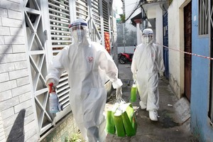 市青年醫師協會的醫護人員走進小巷為社區中的居家隔離新冠確診者查體發藥治療。（圖源：緣潘）