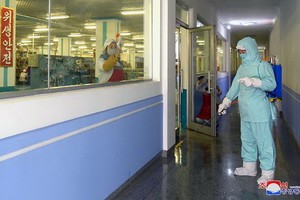 2021年1月，在平壤牙科衛生用品工廠，防疫人員正在進行預防性消殺作業。 （圖源：朝中社）