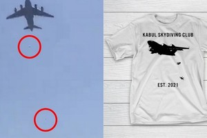 阿富汗人墜機遇難畫面被印成 T 恤