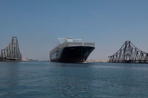 當地時間20日，“長賜”號集裝箱船再次安全通過了蘇伊士運河，這也是它上月離開埃及後首次通過蘇伊士運河。（圖源：互聯網）