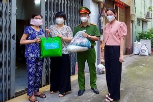 第五郡人委會主席張明嬌(左二)與各代表送援助品給民戶。