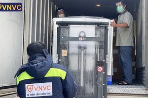 VNVC 向市巴斯德院移交120萬9400劑阿斯利康新冠疫苗。（圖源：VNVC）