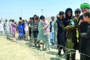 阿富汗民眾在喀布爾機場外排隊等待。（圖源：Getty Images）