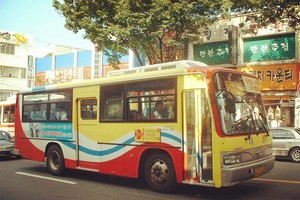 一輛公交車在首爾街道上行駛。（圖源：互聯網）