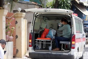 新冠患者乘救護車前往醫院接受治療。 （圖源：柬中時報）