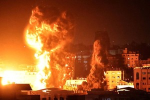 當地時間21日晚，以色列國防軍對加沙發動空襲。（圖源：互聯網）