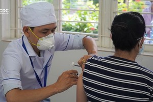 一名新平郡居民接受新冠疫苗注射。（圖源：HCDC）