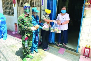 部隊與地方幹部上門派發糧食。