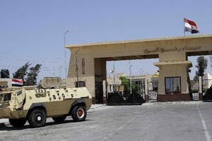 8月6日，裝甲車守衛在埃及拉法口岸外。（圖源：互聯網）