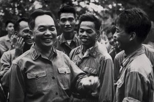 武元甲大將於1968年探望一個軍事單位。