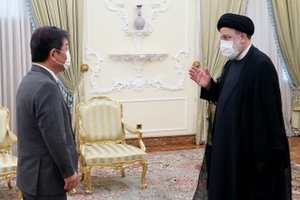 日本外相茂木敏充（左）與伊朗總統萊希在首都德黑蘭會晤。 （圖源：日本外務省）