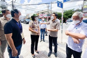 政府副總理武德膽（右二）親往視察平陽省順安市的防疫工作。（圖源：平陽省委宣教處）