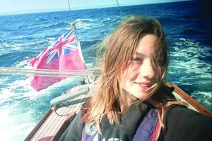 14 歲女子獨駕帆船繞英國