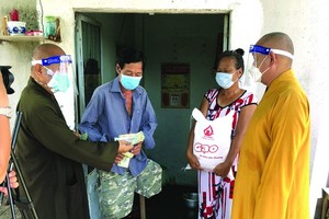 釋慧功法師、釋真靜法師慰問一貧困戶，除了領取救濟品外，該戶還獲資助100萬元的房租費。