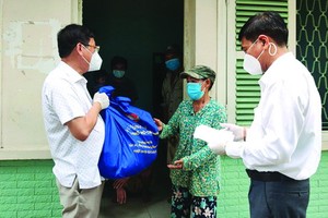平盛郡領導探望與贈送禮物給獲遷往清多工會旅館的貧戶。