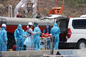 患者范文柳獲及時搶救並送上岸接受治療。（圖源：黃仲）