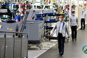 2020年4頁，德國沃爾夫斯堡，大眾汽車裝配線上的員工。（圖源：路透社）