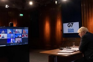 英首相鮑里斯‧約翰遜在倫敦出席七國集團領導人視頻峰會。（圖源: 新華社）