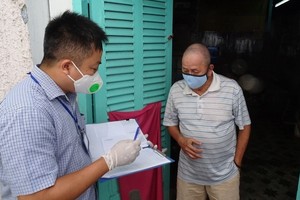 7月12日，第一郡多膏坊幹部親至為當地自由勞工支付輔助金。（圖源：何安）