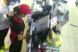 歹徒持刀威脅第八郡便利店人員。 