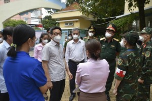 政府副總理武德膽親往視察第六郡第十一坊流動醫療站的疫情防控工作。（圖源：廷南）