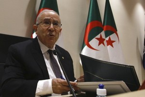 阿爾及利亞外長拉馬姆拉在記者上，指責摩洛哥長期對阿爾及利亞採取「敵對政策」。（圖源: AP）
