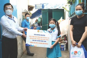 組委會向受疫情影響學生頒發助學金。