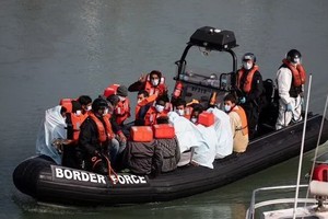 英國內政部8月23日晚宣佈，當天至少828名難民穿越英法海峽偷渡到英國，這創造了單日抵達英國難民人數的紀錄。（圖源: 互聯網）