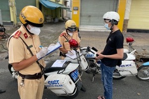 一名違反防疫規定的男性被交警截停進行筆錄並開具罰單。（圖源：VTC News）