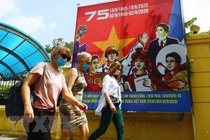 國際遊客戴著口罩走在奠邊府街上。（示意圖源：越通社）