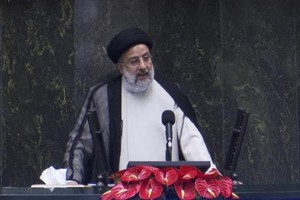 8月5日，易卜拉欣·萊希在伊朗首都德黑蘭議會宣誓就職。（圖源：新華社）