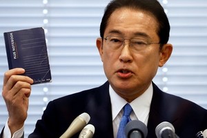 圖為8月26日日本自民黨議員岸田文雄在東京出席記者會，公佈將參加黨總裁選舉。 （圖源：路透社）