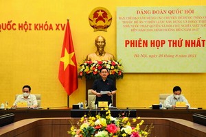 國會主席王廷惠（中）主持會議並發表講話。（圖源：Quochoi.vn）