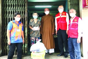 民運處領導探望受疫情影響華人民戶