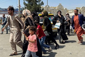 圖為 8月16日，人們試圖進入阿富汗喀布爾的哈米德卡爾扎伊國際機場。（圖源：路透社）