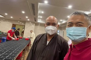 清峰法師邀請許玉林先生一起巡視廚房的準備工作。