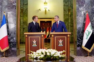 馬克龍（左）與伊拉克總理穆斯塔法‧卡迪米。（圖源：）