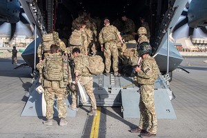 當地時間2021年8月28日，阿富汗喀布爾，英國軍隊登上一架A400M飛機撤離喀布爾。（圖源：互聯網）