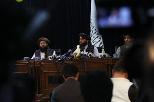 8月17日，在阿富汗首都喀布爾，阿富汗塔利班發言人扎比烏拉·穆賈希德（後中）在塔利班進入喀布爾後舉行的首次記者會上表示，塔利班計劃在阿富汗組建一個包容性政府。（圖源：新華社）