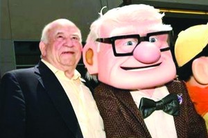 愛德華‧阿斯納與卡爾合影。（圖源：互聯網）