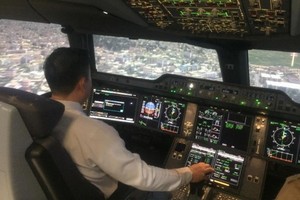 飛行教練員在模擬空客 A350寬體飛機駕駛艙內操作。（圖源：豐田）