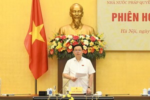 國會主席王廷惠主持會議並發言。（圖源：Quochoi.vn）
