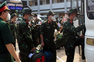 軍醫幹部團奔赴同奈省支援抗疫。（圖源：草江）