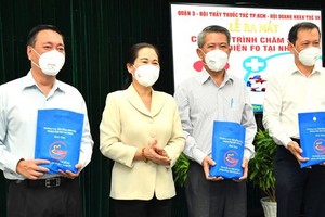 市人民議會主席阮氏麗向第三郡新冠肺炎疫情防控指委會贈送藥袋。（圖源：越勇）