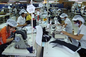 女工在成衣車間縫製服裝。（圖源：互聯網）