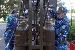 第 372 師 925 團的官兵在操作一個移動制氧站。（圖源：阮陽）