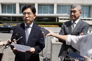 當地時間8月30日，在美國國務院辦公樓前，韓國外交部韓半島和平交涉本部長魯圭悳（左）和美國對朝特別代表星·金答記者問。 （圖源：韓聯社）