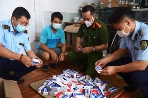 職能力量查獲來源不詳的新冠肺炎治療藥品。（圖源：市場管理局）