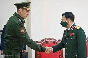 國防部部長潘文江大將（右）接見俄羅斯國防部副部長克里沃魯奇科‧阿列克謝‧努里耶維奇。（圖源：江輝）